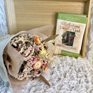 Vintage Thomas Kinkade illustrated Devotional Bible